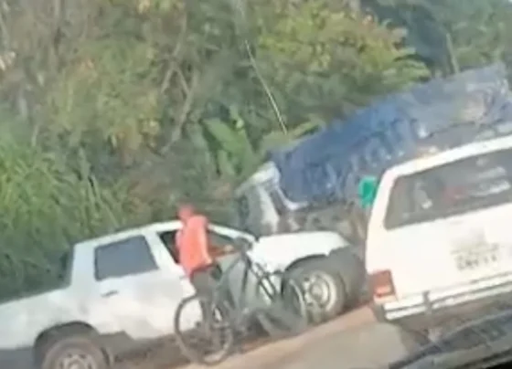 Colisão entre carro e carreta complica o trânsito na MG-424 entre Sete Lagoas e Prudente de Morais