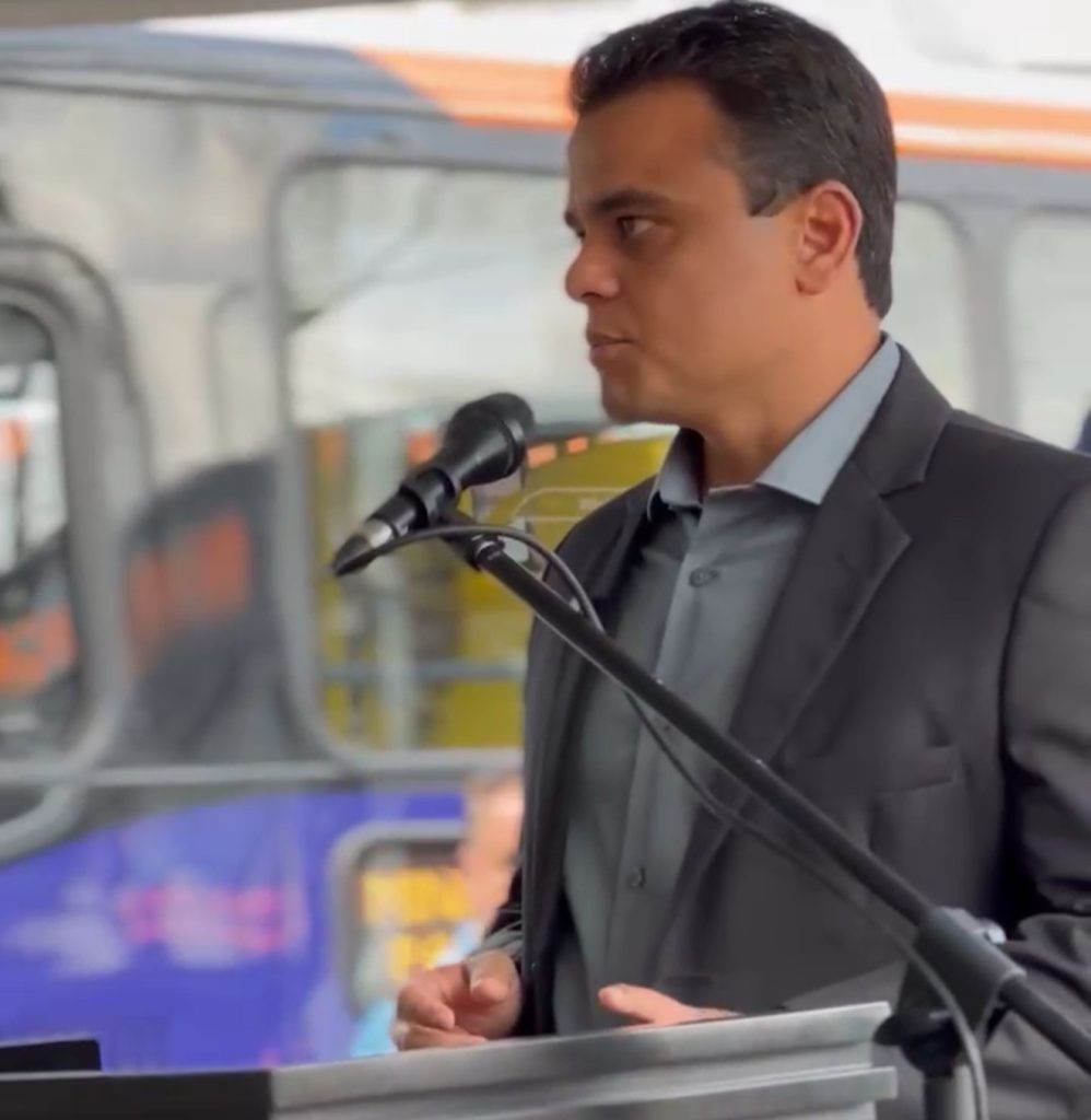 Prefeito Emiliano celebra chegada de novos ônibus e promete mais avanços para Pedro Leopoldo