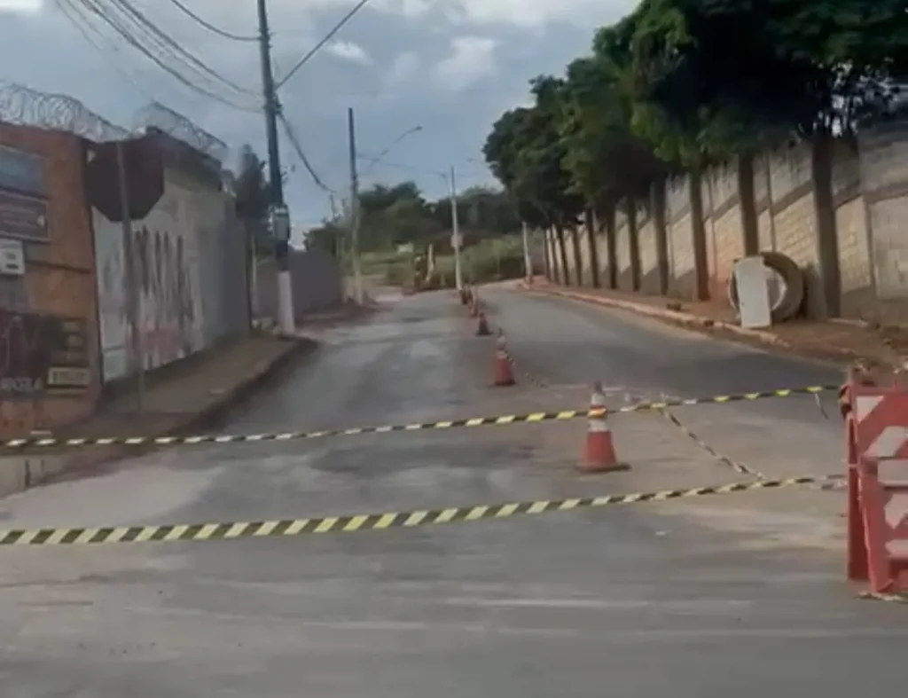 Rua Bororos é interditada para obras em Pedro Leopoldo