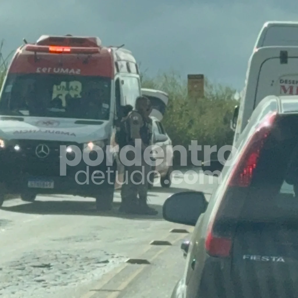 Acidente complica trânsito na MG-424, próximo ao Panela de Pedra