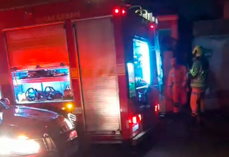 Bombeiros combatem incêndio em galpão industrial em Pedro Leopoldo