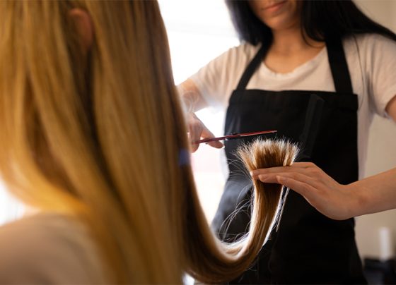 Cabeleireiros (as), manicures e pedicures são maioria entre os MEIs na cidade, em Minas ou Brasil. Foto: Freepik.