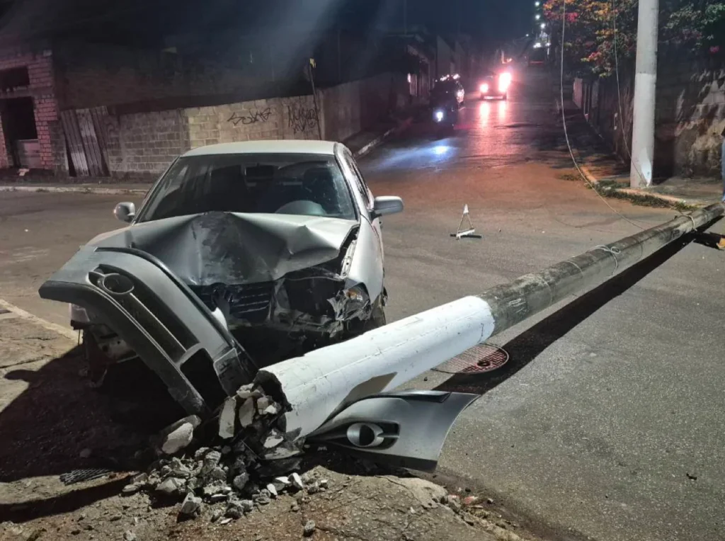 Carro atinge e derruba poste em rua do Centro de Matozinhos