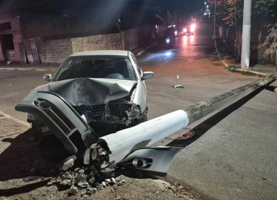 Carro atinge e derruba poste em rua do Centro de Matozinhos