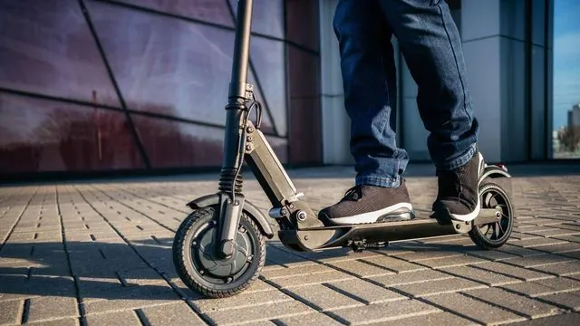 Colisão entre carro e patinete motorizado deixa uma pessoa ferida em Pedro Leopoldo