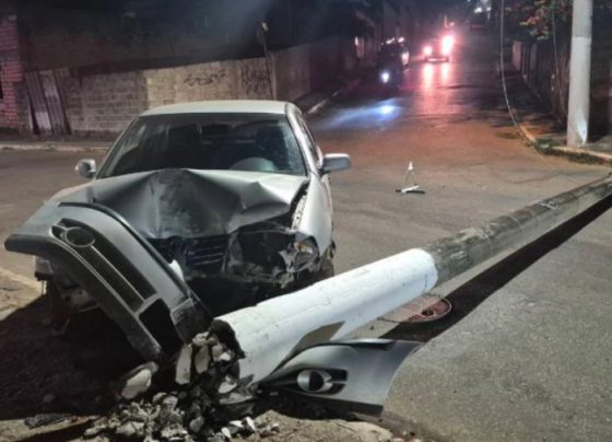 Veículo e colide contra um poste em Matozinhos/ Imagem Por Dentro de Tudo