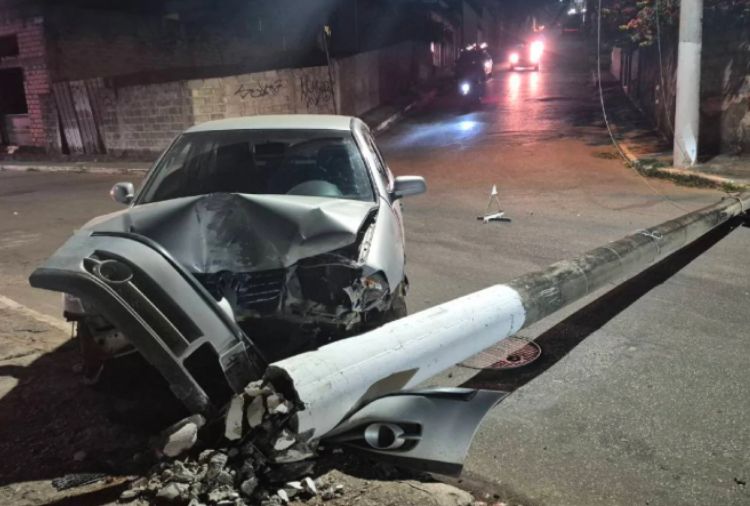 Veículo e colide contra um poste em Matozinhos/ Imagem Por Dentro de Tudo