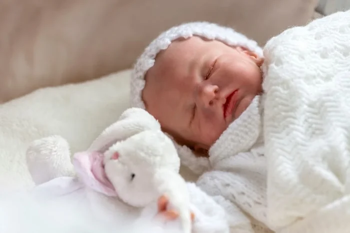 Deputado de Minas propõe multa para quem levar bebê reborn a hospitais