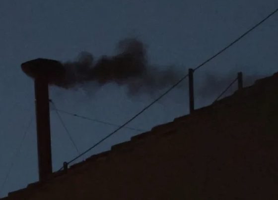 Fumaça preta indica que novo papa ainda não foi escolhido