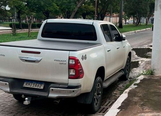 Caminhonete é branca e tem placa RMI 1A62 / Foto: cedidas ao SeteLagoas.com.br