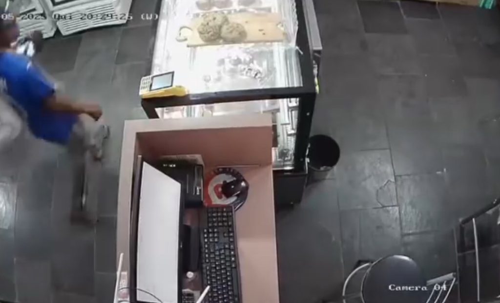 Comércio no centro de Pedro Leopoldo; câmera registra ação