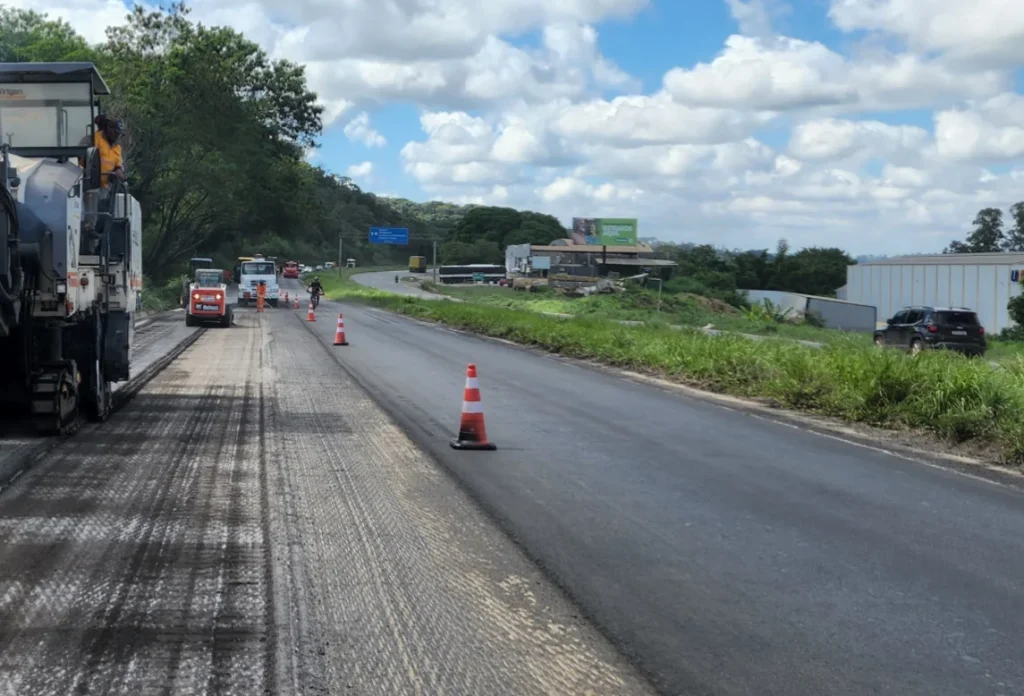 Estreitamento de pista sem sinalização causa acidente envolvendo três veículos na MG-424