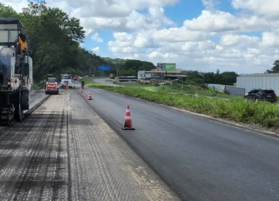 Estreitamento de pista sem sinalização causa acidente envolvendo três veículos na MG-424