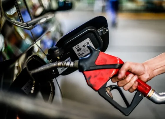 Homem abastece carro em posto e foge sem pagar