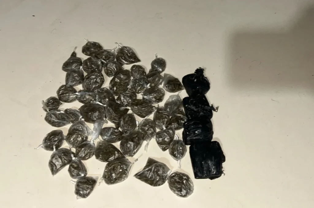 Homem é preso por tráfico de drogas após denúncia anônima