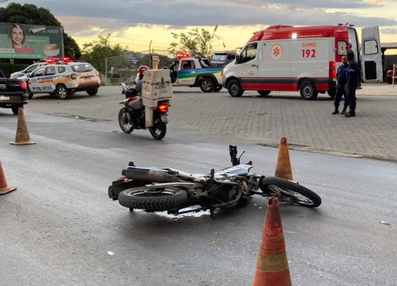 Motociclista e pedestre ficam feridos após atropelamento na Avenida Minas Gerais, em Matozinhos