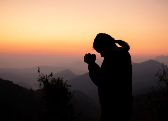 Censo do IBGE investiga detalhes sobre religiões da população. Foto: Jcomp/Freepik.