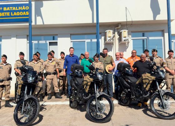 As motocicletas foram destinadas à corporação por meio de indicação do então deputado estadual e atual prefeito, Douglas Melo. Foto: Ascom PMSL.