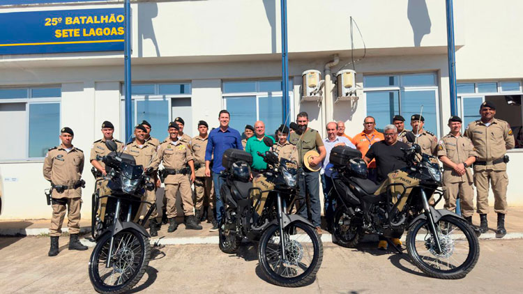 As motocicletas foram destinadas à corporação por meio de indicação do então deputado estadual e atual prefeito, Douglas Melo. Foto: Ascom PMSL.