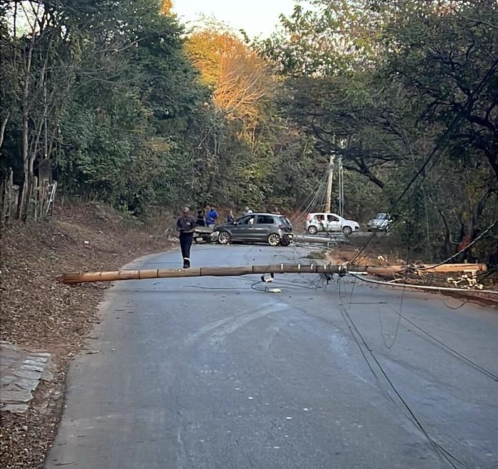 Acidente interdita via em Pedro Leopoldo: carro colide com poste
