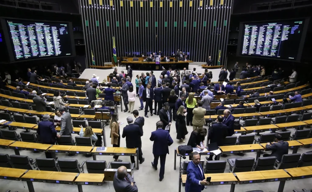 Câmara aprova texto-base para criação de 160 cargos comissionados no STF