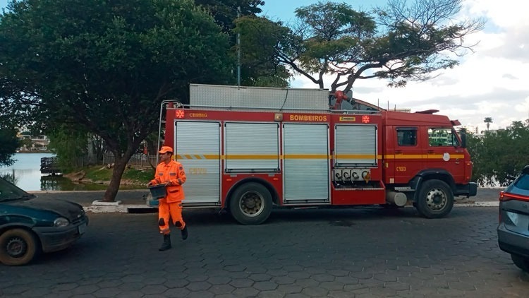 Com apenas um balde de água, Bombeiros contém incêndio no Centro de Sete Lagoas