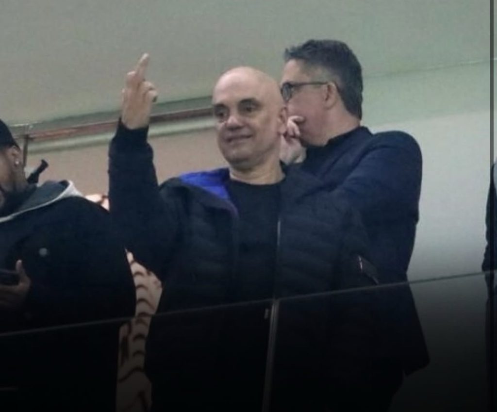 Dedo do meio? Alexandre de Moraes é flagrado em jogo do Corinthians no mesmo dia em que é sancionado pelos EUA