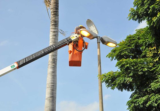Reparo em poste de iluminação pública. Foto: PMSL.