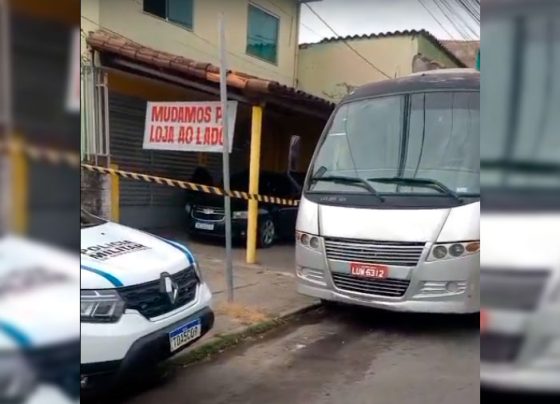 Carro alvejado próximo a lava-jato no São Francisco / Foto: reprodução redes sociais
