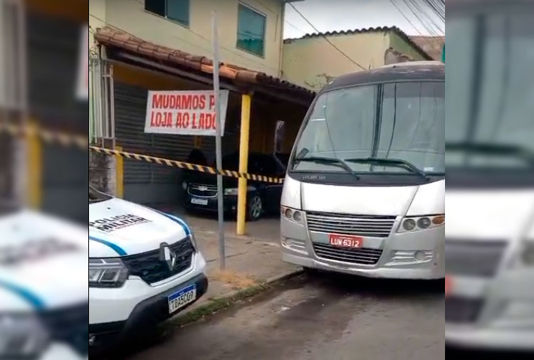 Carro alvejado próximo a lava-jato no São Francisco / Foto: reprodução redes sociais