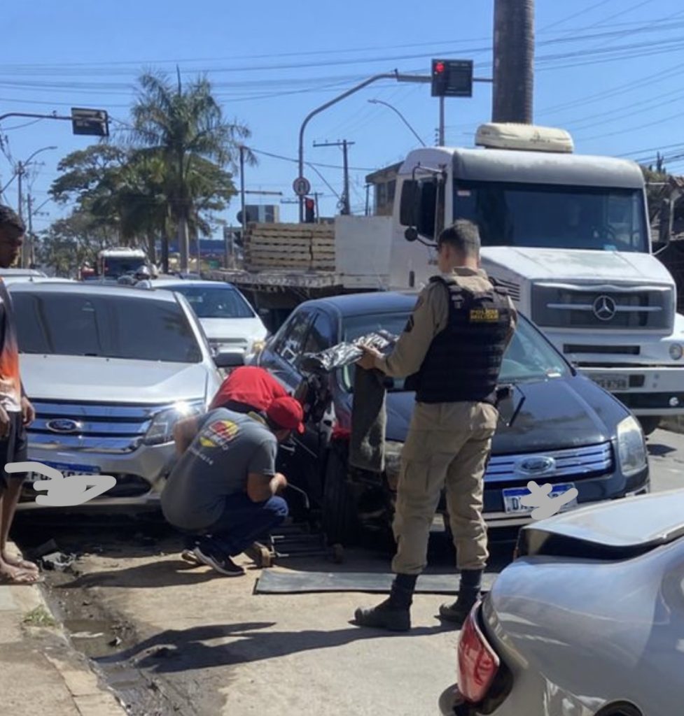 Tentativa de ultrapassagem pela direita causa acidente e bloqueia trânsito em Matozinhos