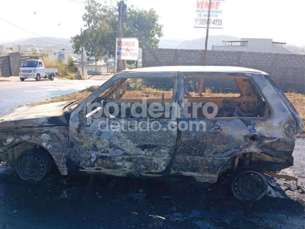 Veículo pega fogo em via pública de Pedro Leopoldo após pane elétrica