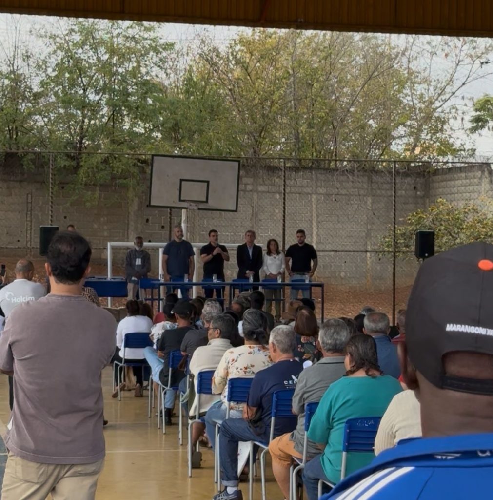 321 famílias recebem títulos de propriedade no Bairro Teotônio Batista, em Pedro Leopoldo