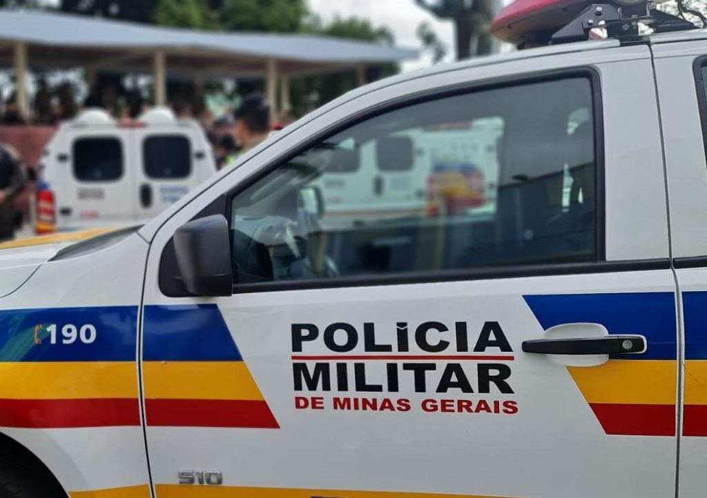 Acidente entre carro e moto deixa motociclista ferido e condutor foge sem prestar socorro em Pedro Leopoldo