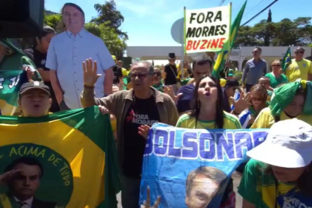 Apoiadores de Bolsonaro fazem carreata e ato em frente ao condomínio do ex-presidente