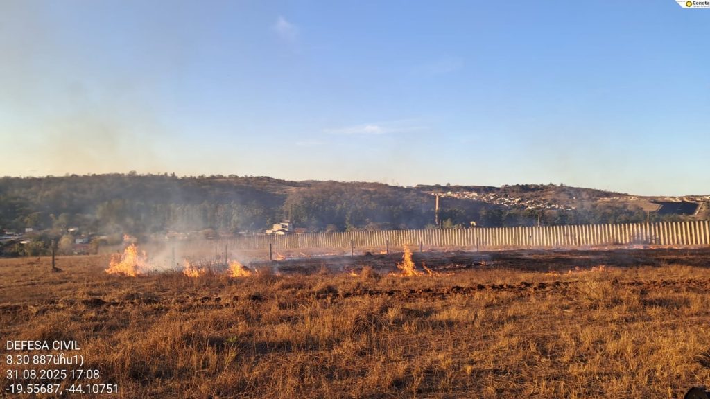 Defesa Civil de Matozinhos combate incêndio próximo ao Cemitério Novo