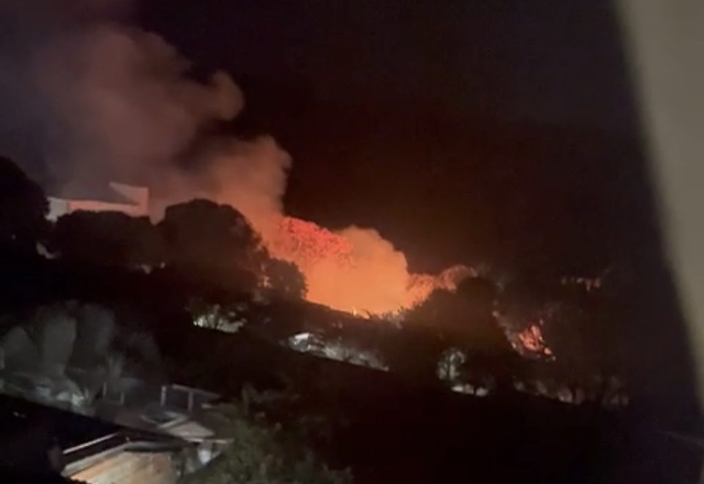 Incêndio de grandes proporções atinge área de mata próximo à UPA de Matozinhos