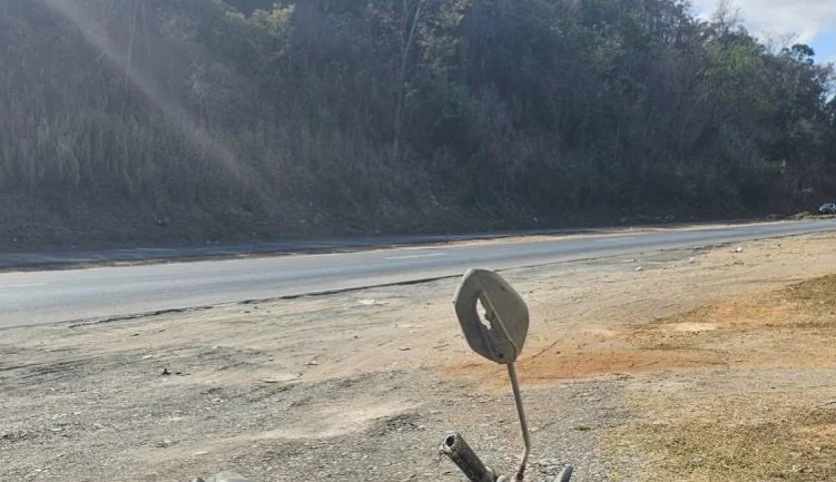 Motociclista fica ferido após ser atingido por carro que fugiu sem prestar socorro na MG-424
