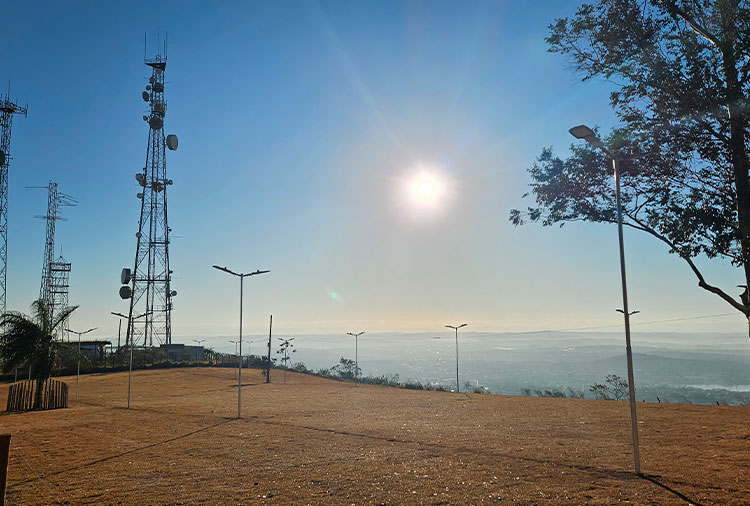 Céu com poucas nuvens e alta amplitude térmica / Foto: Túlio Thales