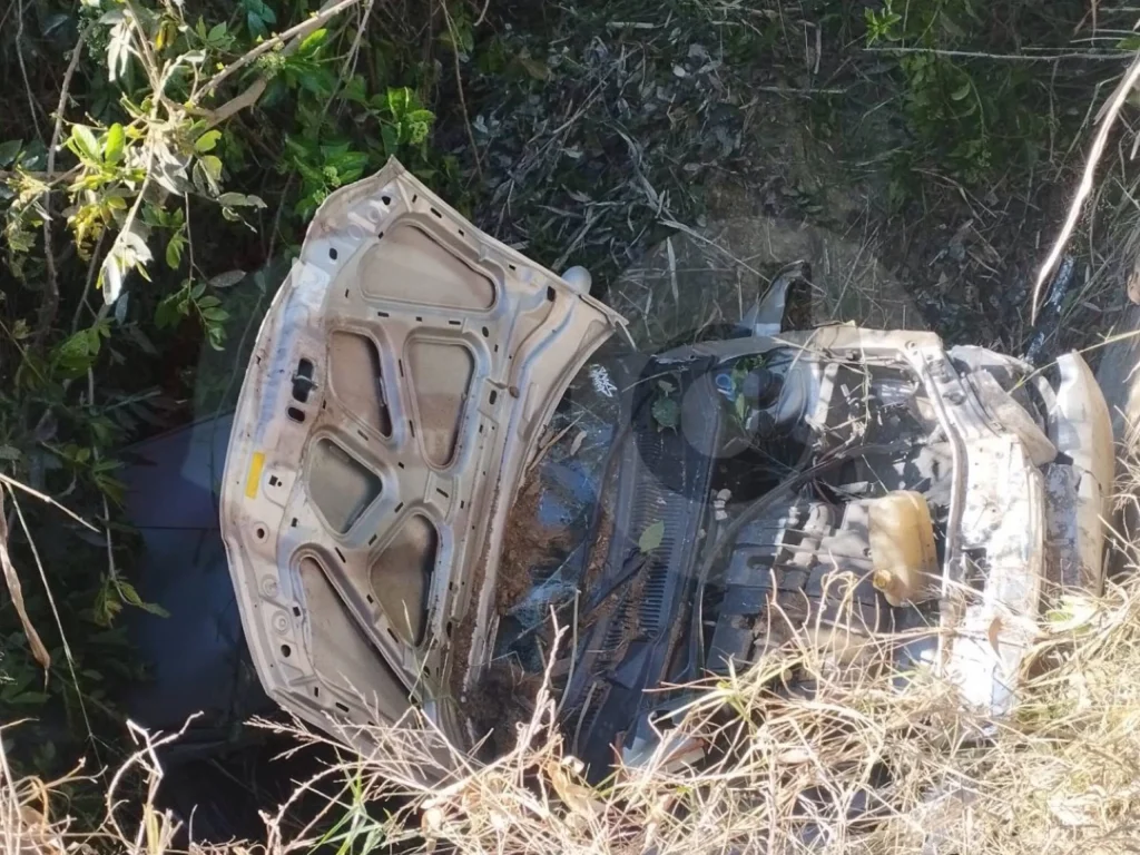 Acidente em Pedro Leopoldo: carro cai em córrego após motorista cochilar ao volante