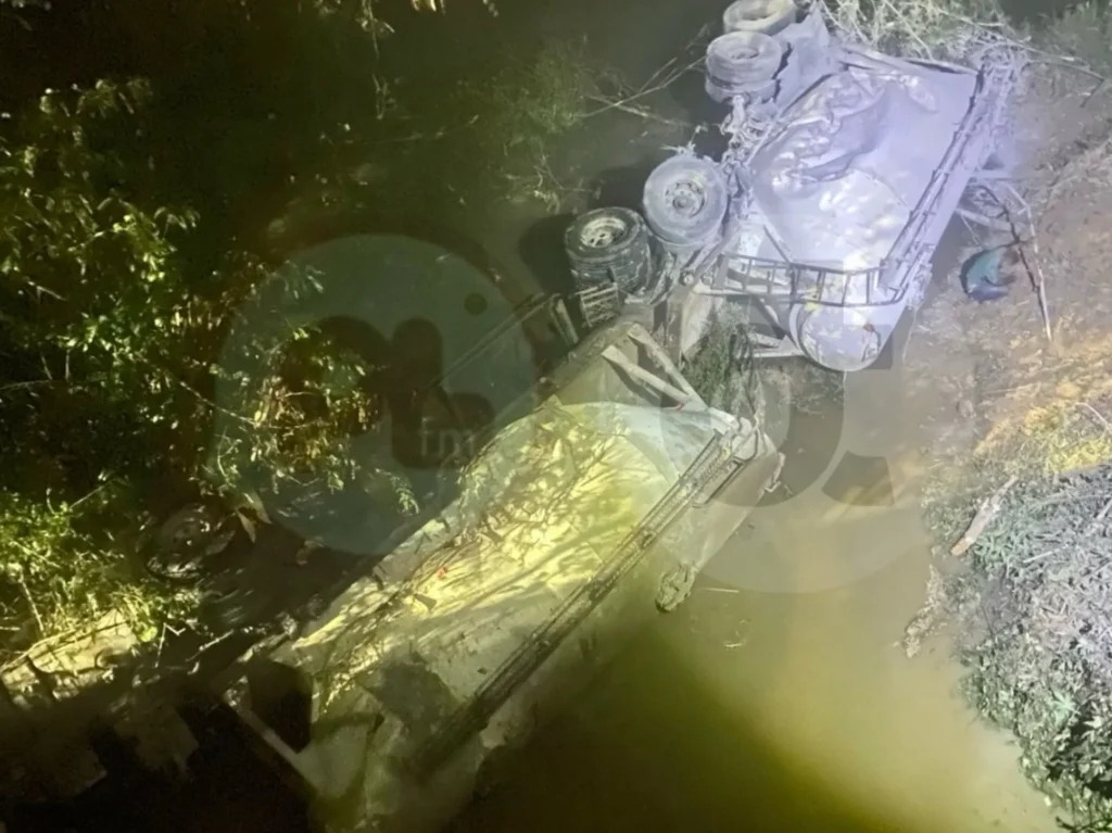 Carreta bitrem cai no leito do ribeirão em Pedro Leopoldo