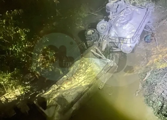 Carreta bitrem cai no leito do ribeirão em Pedro Leopoldo