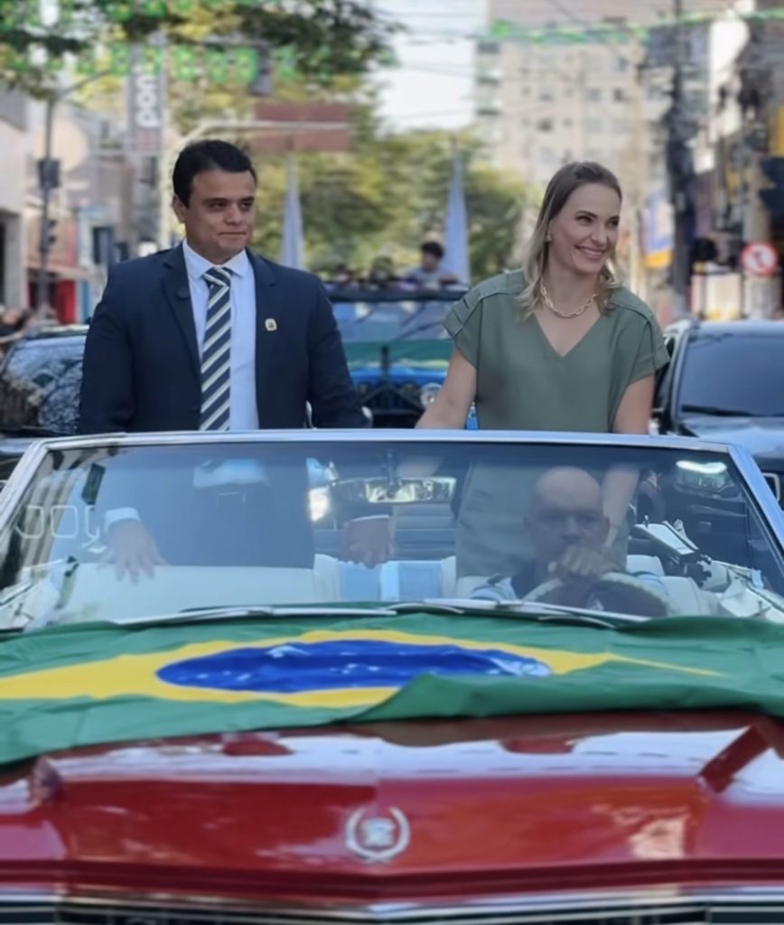 Desfile de 7 de Setembro retorna ao centro de Pedro Leopoldo com Prefeito e primeira-dama em carro aberto