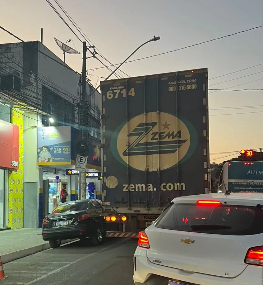 Estacionar em locais proibidos causa congestionamentos e desafia fiscalização em Pedro Leopoldo
