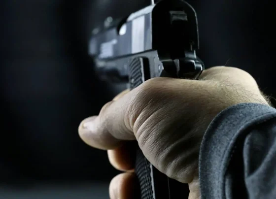 Homem é preso com revólver durante festa em Inhàuma