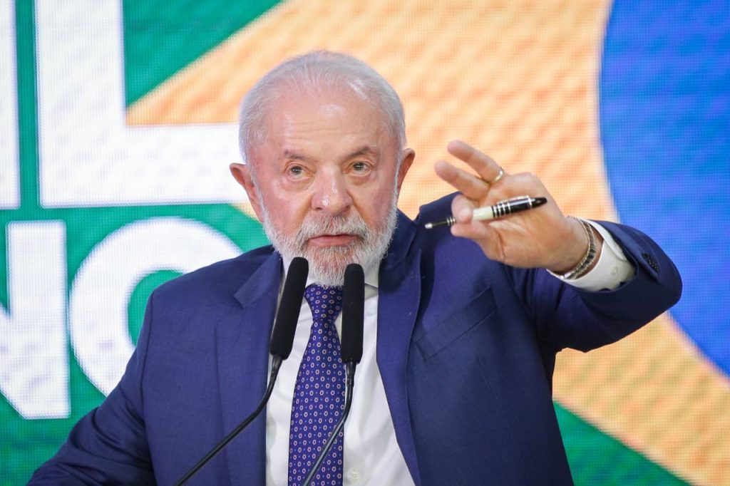 Lula diz que Bolsonaro está se “autocondenando” ao pedir anistia