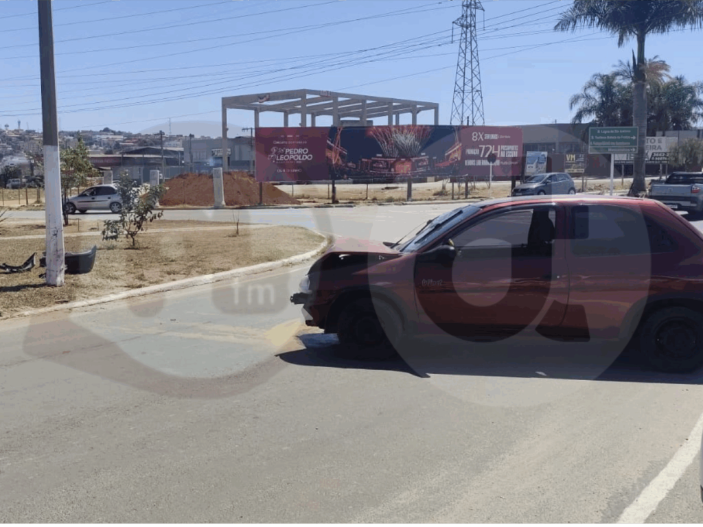 Motorista fica ferido após perder o controle do carro em Pedro Leopoldo