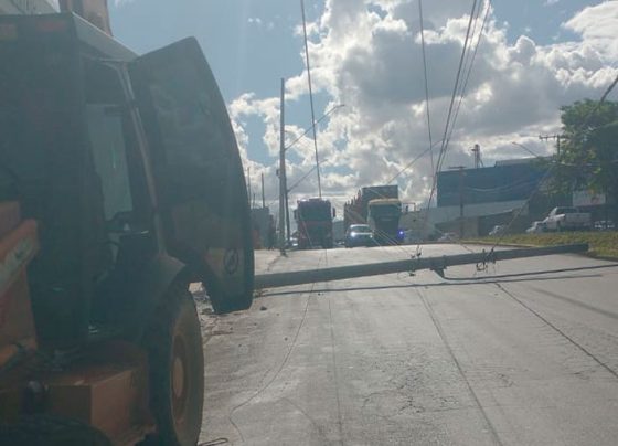 Poste teria sido derrubado por retroescavadeira / Foto: reprodução redes sociais