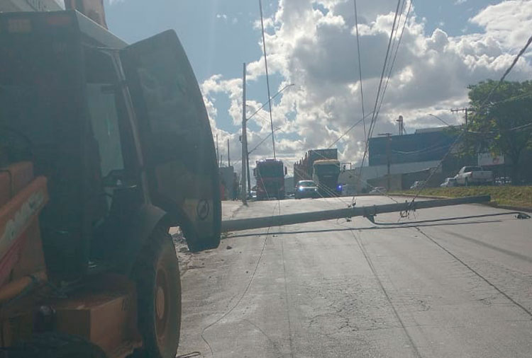 Poste teria sido derrubado por retroescavadeira / Foto: reprodução redes sociais