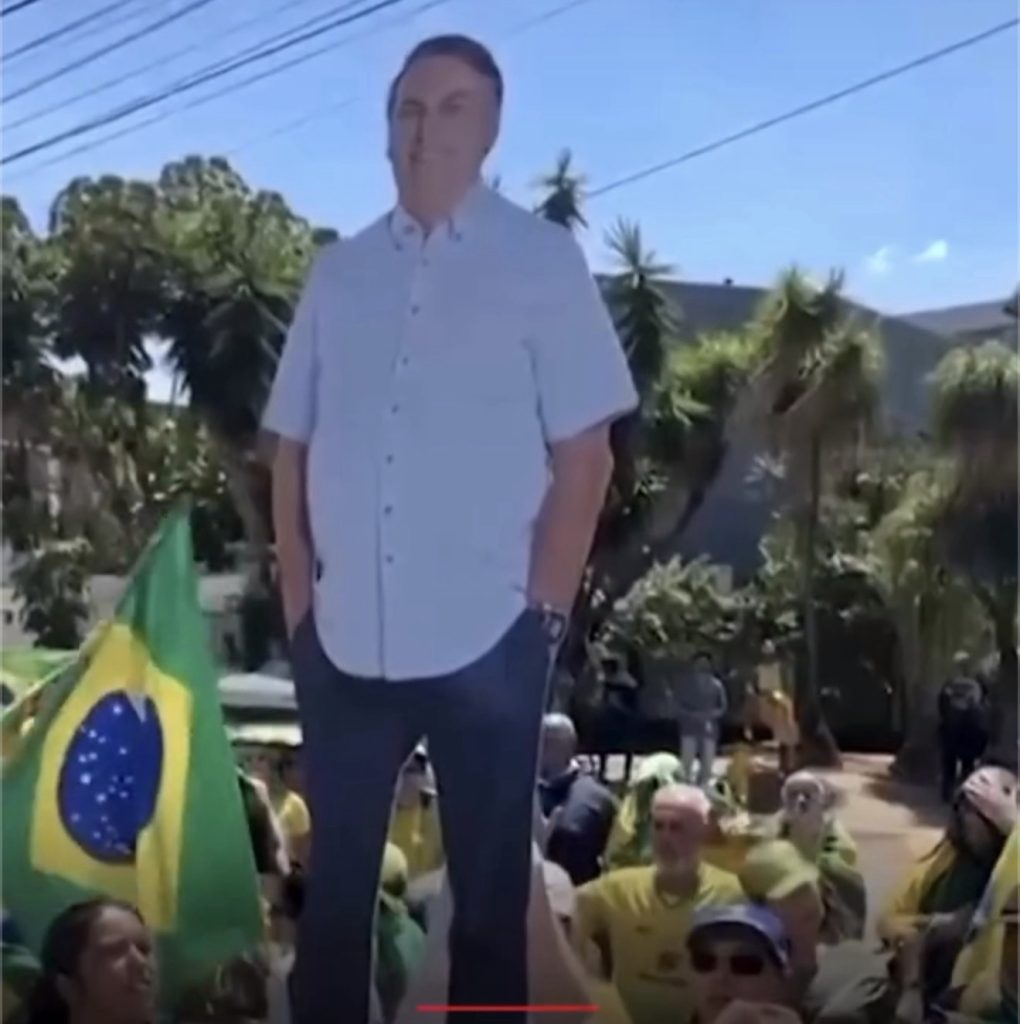 VÍDEO: Apoiadores de Bolsonaro fazem carreata em Brasília e protestam em frente à casa do ex-presidente